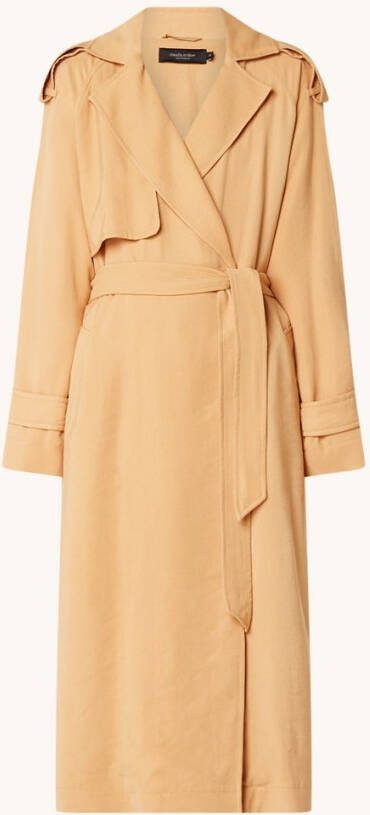 Claudia Strä, ter Trenchcoat met strikceintuur