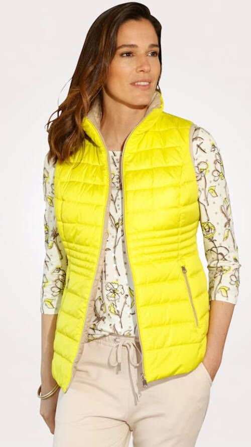MONA Keerbare bodywarmer met flatterende stiksels Geel/Beige