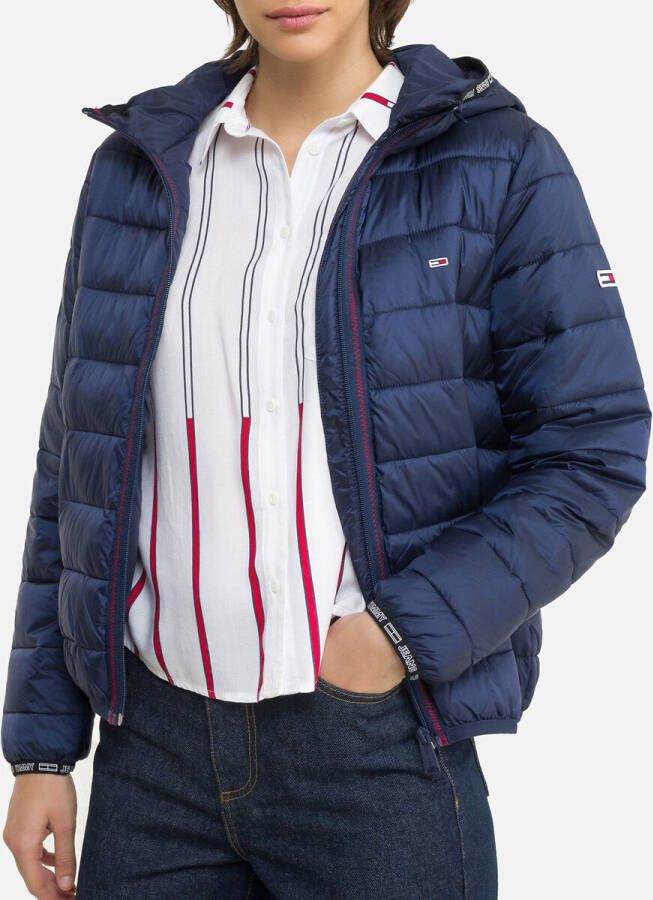 Tommy Jeans gewatteerde jas TJW QUILTED TAPE HOODED JACKET met logo donkerblauw