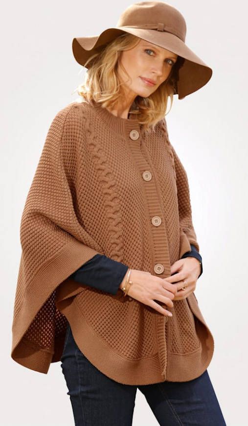 MONA Poncho van een mix van breipatronen Camel